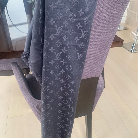 Louis Vuitton Shine Monogram Shawl - Picture 6 of 12